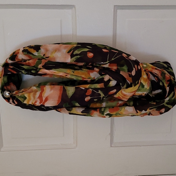 Floral pattern viscose circle scarf - Picture 3 of 10